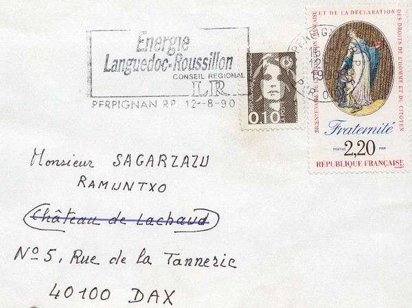 Dans cette lettre inédite, écrite le 10 août 1990 en réponse aux questions posées par Raymond Sagarzazu, Pierre Plantard évoque l’écriture de L’Or de Rennes, l’achat d’un terrain proche de Rennes-les-Bains et la dalle de Coumesourde.